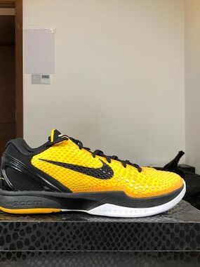 Nike Men’s Yellow and Black Low-Top Basketball Shoes